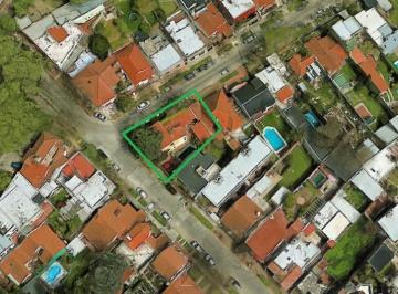 Casa · 222m² · 7 Ambientes · 2 Cocheras · Chalet de 5 Dorm. en Barrio Parque Bernal