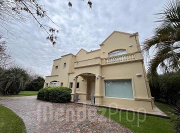 Casa · 250m² · 5 Ambientes · 4 Cocheras · Casa en Venta Barrio Solar del Bosque Apta Credito