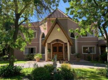 Casa · 300m² · 6 Ambientes · 4 Cocheras · Casa en Venta con Piscina en Country El Paraiso Hipico & Golf