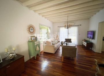 Casa · 174m² · 5 Ambientes · 4 Cocheras · Casa en Barrio Bermudas