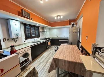 Casa · 111m² · 5 Ambientes · 1 Cochera · Retasado Oportunidad! en Zelaya 3100