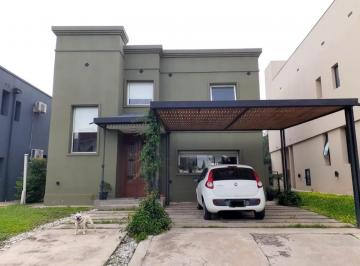 Casa · 128m² · 4 Ambientes · 2 Cocheras · Calida y Hermosa Casa en El Pinar 2