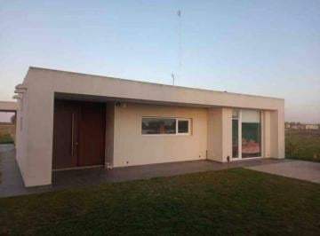 Casa · 140m² · 4 Ambientes · 2 Cocheras · Casa en Alquiler - 3 Dorm. 2 Baños - Coronel Brandsen