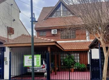 Casa · 180m² · 5 Ambientes · 2 Cocheras · Venta Casa 5 Ambientes con Jardín y Pileta en Villa Adelina