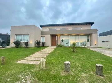 Casa de 6 ambientes, Costa Esmeralda · Ecuestre 301 - 5 Dorm C/pileta, Lote a La Cancha de Polo
