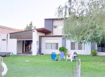 Casa · 175m² · 5 Ambientes · 2 Cocheras · Casa de 4 Dorm. en Barrio Las Acequias, Roldan