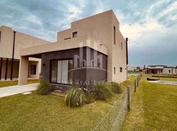 Casa · 134m² · 4 Ambientes · 2 Cocheras · # Excelente Casa en Alquiler en Barrio Cerrado El Aljibe
