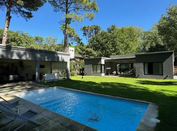 Casa · 250m² · 6 Ambientes · 1 Cochera · Casa Moderna en Venta en Carilo