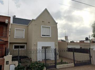 Casa · 250m² · 8 Ambientes · 1 Cochera · Casa en Venta - Barrio Matienzo