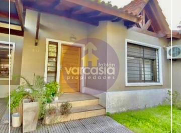 Casa · 162m² · 4 Ambientes · 1 Cochera · Casa en Venta en Castelar Sur - Moron