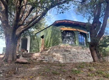 Casa de 6 ambientes, Capilla del Monte · Casa Tacuarí 1007 o Santa Fe 399 - Se Trata de Una Casa Que Consta de Dos Iglús