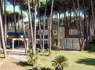Casa · 308m² · 6 Ambientes · Casa en Venta en Carilo Barrio Constancia