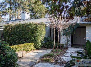 Casa · 265ha · 5 Ambientes · Casa en Venta en San Carlos C. C. Moderna y Funcional, en Excelente Ubicación Frente