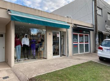 Local comercial · 37m² · 2 Ambientes · Local con Vidriera de 37 m² en Venta en Funes