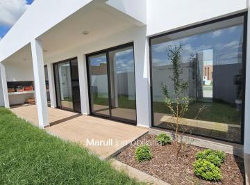 Casa · 116m² · 3 Ambientes · 2 Cocheras · Casa en Rincones de Manantiales Planta Baja Dos Dorm.