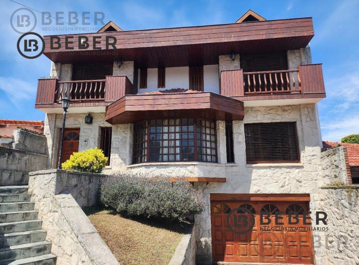 Casa · 408m² · 8 Ambientes · 4 Cocheras