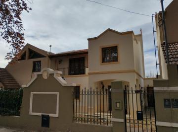 Casa · 180m² · 4 Ambientes · 2 Cocheras · Casa en Alquiler Lujan de Cuyo