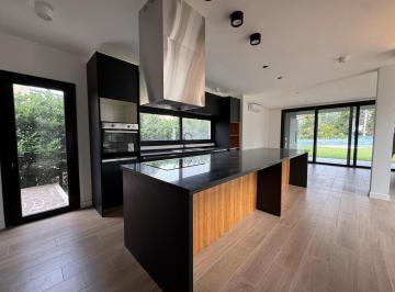 Casa · 299m² · 6 Ambientes · 3 Cocheras · Excelente Casa a Estrenar en Ayres Plaza!