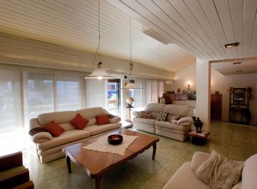 Casa de 6 ambientes, Vicente López · Excelente Chalet S/10 X 37 m. Aprox - 6 Amb + 2 Coch + Fondo Libre + Consultorio