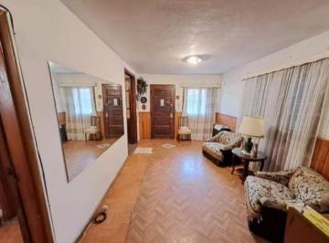Casa de 4 ambientes, Quilmes · Venta. Casa. 4 Ambientes. Patio, Parrilla, Fondo Libre.