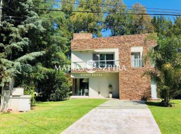 Casa · 141m² · 4 Ambientes · Casa en Venta Cardenal del Monte