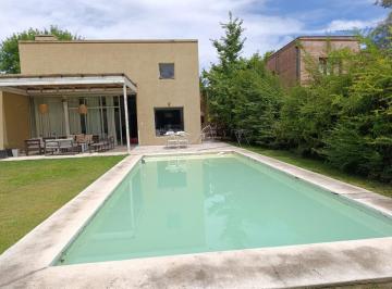 Casa · 167m² · 4 Ambientes · 2 Cocheras · Casa en Venta Barrio El Lucero