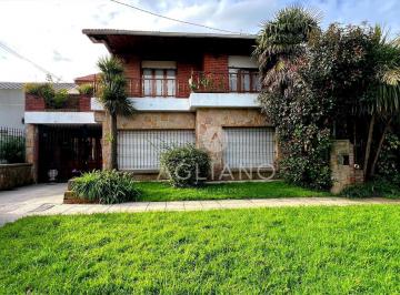 Campo · 130m² · 3 Ambientes · 1 Cochera · Alquiler PH 4 Ambientes en Parque Luro