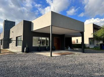 Casa · 300m² · 3 Dormitorios · 2 Cocheras · Casa en Country La Arbolada Hollywood