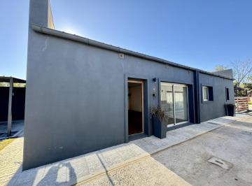 Casa · 2 Ambientes · 1 Cochera · Colonia, Real de San Carlos - Alquiler de Casa de 1 Dormitorio con Cochera en Complejo