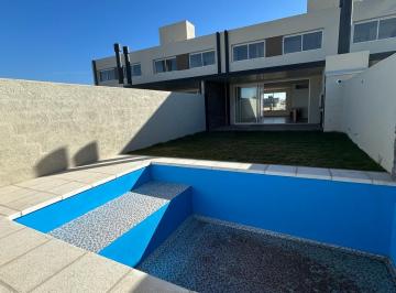 Casa · 142m² · 4 Ambientes · 1 Cochera · Casa en Alquiler en Docta Nobu, con Gran Patio y Pileta