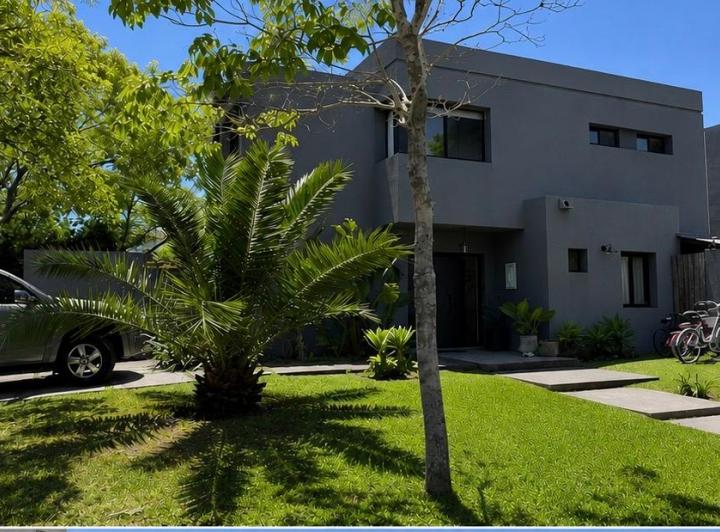Casa · 220m² · 6 Ambientes