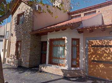 Casa · 177m² · 7 Ambientes · 1 Cochera · Venta Casa 4 Dorm. Dorrego Guaymallen