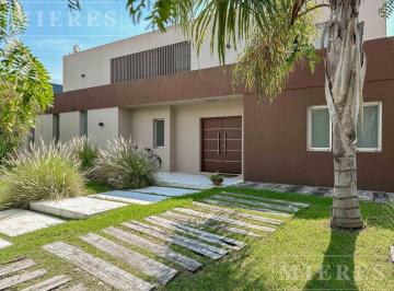 Casa · 260m² · 6 Ambientes · 2 Cocheras · Casa en Venta a La Laguna Chica en El Encuentro - Bancalari.