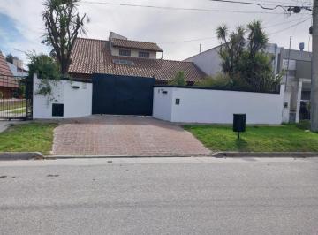 Casa · 284m² · 4 Ambientes · 4 Cocheras · Casa - Constitución