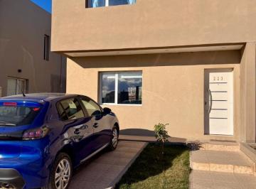 Casa · 114m² · 4 Ambientes · 1 Cochera · Dúplex en Venta Barrio La Peregrina