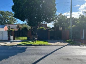 FRENTE · Casa en Venta en Marmol 3 Ambientes con Pileta y Doble Cochera
