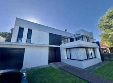 Casa · 261m² · 8 Ambientes · 2 Cocheras · Casa en Venta de 5 Dorm., Barbacoa y Cochera en Colonia