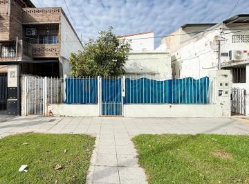 Casa de 6 ambientes, Lanús · Casa 5 Ambientes Al Frente con Patio y Terraza + PH Monoambiente en Lanús Centro