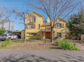 Casa · 267m² · 8 Ambientes · 1 Cochera · Casa con 4 Dorm en Venta en Talar del Lago 1