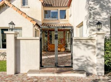 Casa · 300m² · 9 Ambientes · Casa en Venta Desarrollada en Dos Plantas en Santa María de Los Olivos