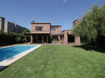 Casa · 334m² · 7 Ambientes · 2 Cocheras · Barrio Villa Olivos - Casa en Venta
