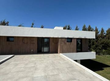 Casa · 256m² · 5 Ambientes · 1 Cochera · Casa en Alquiler Barrio El Rebenque