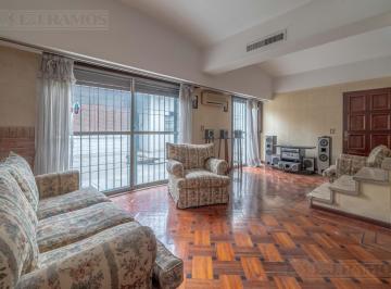 Casa · 286m² · 6 Ambientes · 1 Cochera · Hermosa Casa 6 Amb con Jardín y Garage.