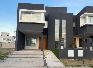 Casa · 136m² · 4 Ambientes · 1 Cochera · Duplex en Venta - Docta