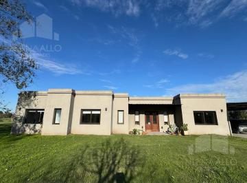 Casa · 303m² · 4 Ambientes · 2 Cocheras · Venta Casa 4 Ambientes en Barrio La Primavera - Carlos Keen