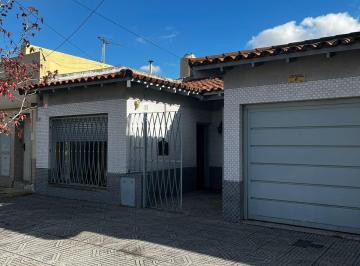 Casa de 4 ambientes, Lanús · Casa de 4 Ambientes Todo en Planta Baja: Cochera, Living Amplio y Fondo con Jardín