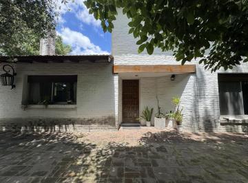 Casa · 210m² · 6 Ambientes · 5 Cocheras · Casa en Venta en Santa Rita 4 Dorm.