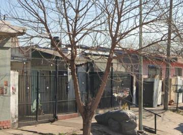 Casa · 80m² · 4 Ambientes · 1 Cochera · Casa en Venta - 2 Dorm. 1 Baño - Cochera - 480 m² - Merlo