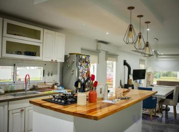 Casa · 160m² · 4 Ambientes · 2 Cocheras · Casa en Barrio Privado Alvarez del Bosque Planta Baja con Pileta