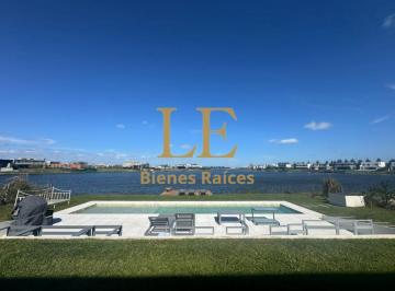 Casa · 240m² · 4 Ambientes · 4 Cocheras · Venta de Casa en El Naudir a La Laguna